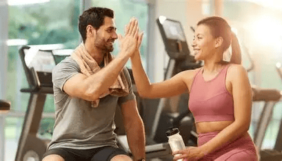 Fit girl avec un T-Shirt Fit And Coach en train de faire un squat avec une barre sur les épaule