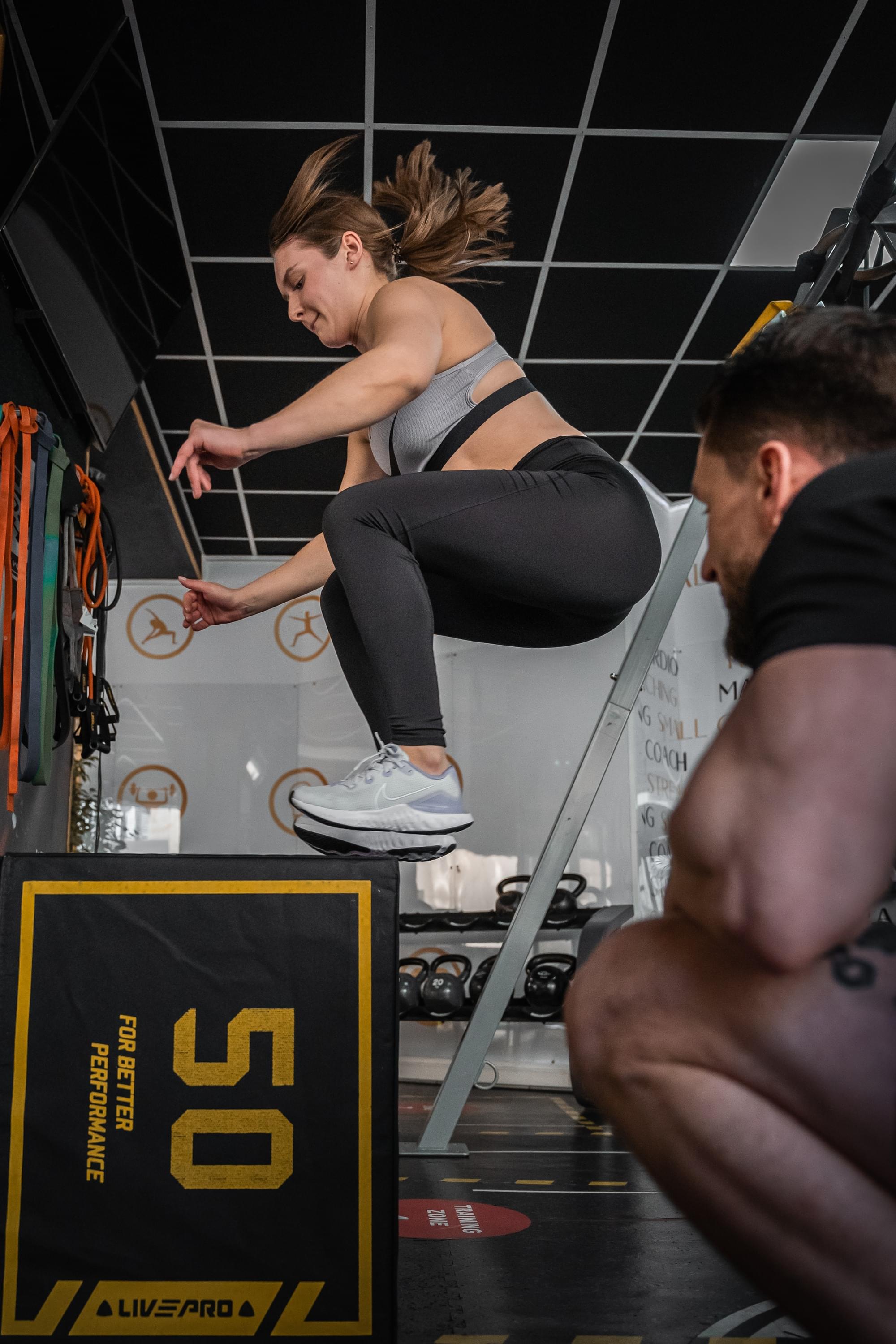 Sportive en action encouragée par un coach